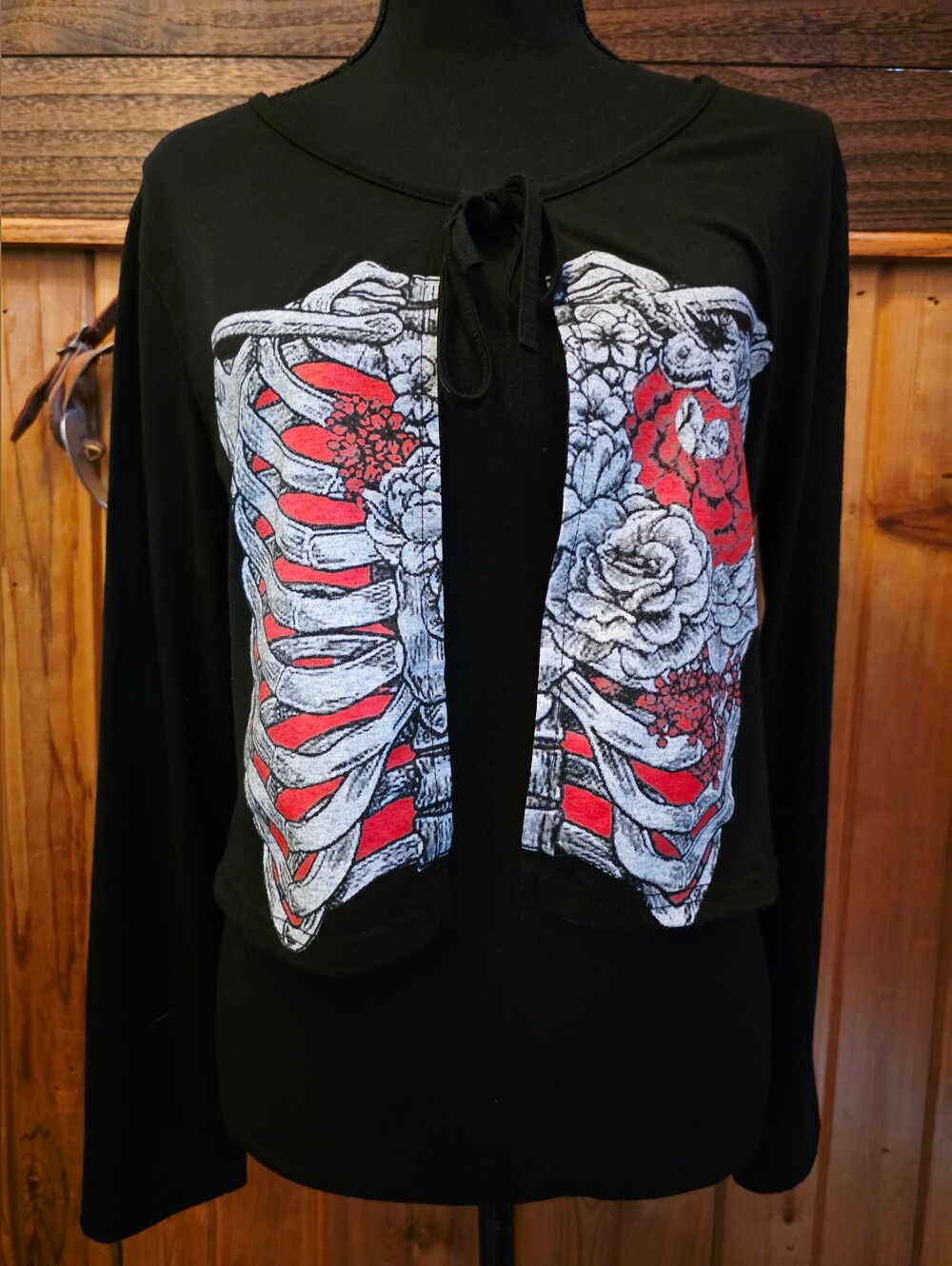 ROMWE Black Tie-Front Graphic Ribcage Top with Red & White Print